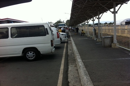 フィリピン クラーク空港 バス停 1