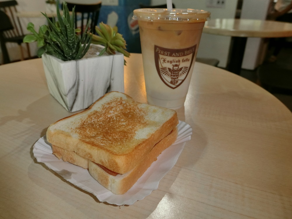 フィリピン留学 セブ島留学 English Fella 好評カフェラのアイスラテ&ホットサンド